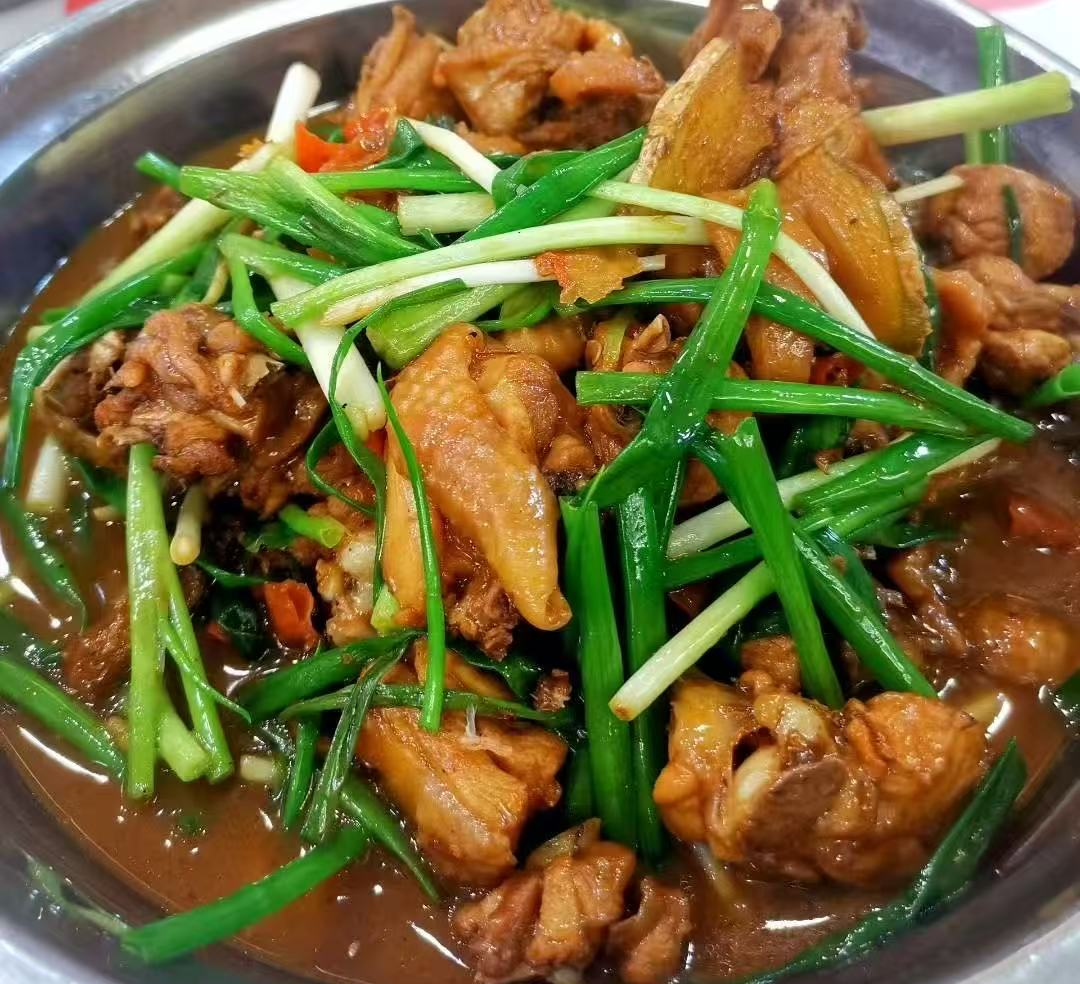 招牌烤鸭 - 皮酥肉嫩，搭配薄饼和甜面酱