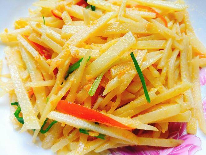 蛋黄土豆丝 - 香脆可口，色泽金黄